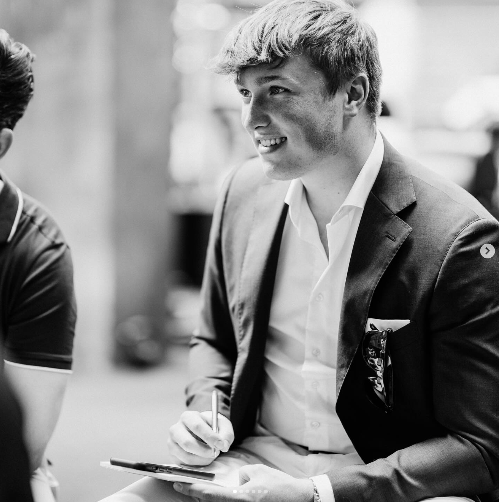 Founder in gespreksetting tijdens strategisch overleg